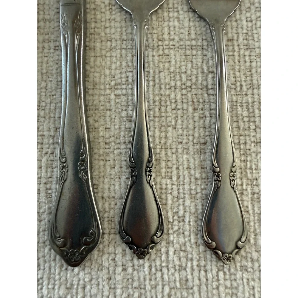Oneida Chateau Stainless Flatware 8 Pc Lot 4 Dinner Knives 2 Forks 2 Salad Forks